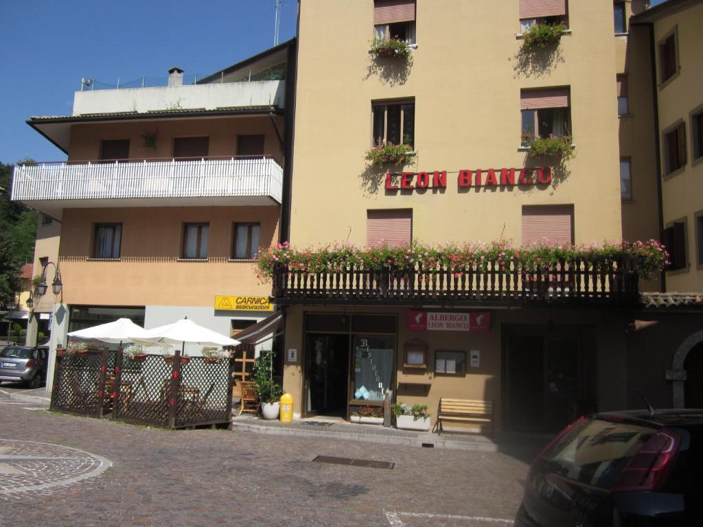 Albergo Leon Bianco Moggio Udinese Exterior photo