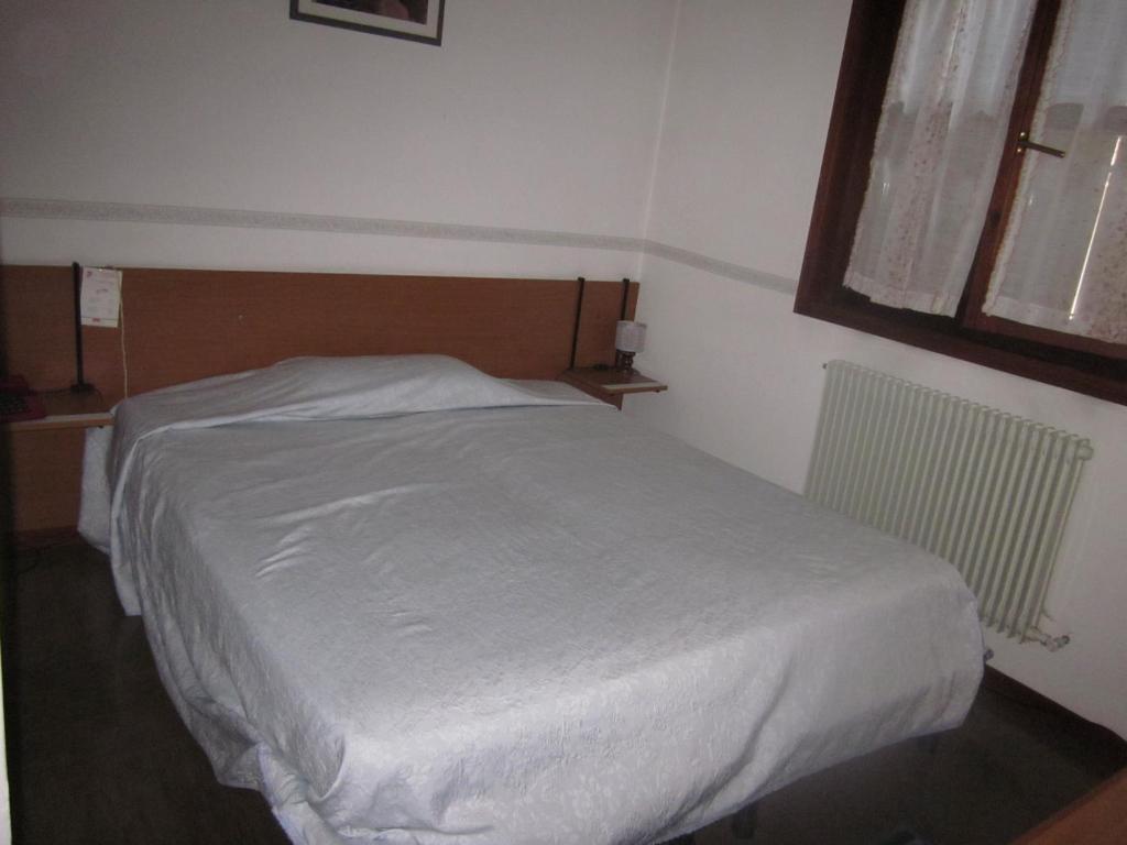 Albergo Leon Bianco Moggio Udinese Room photo